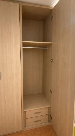 Armario de madera beige