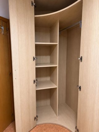 Armario de madera beige