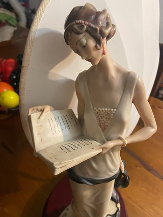 Lámpara Guiseppe Armani Dama con Libro