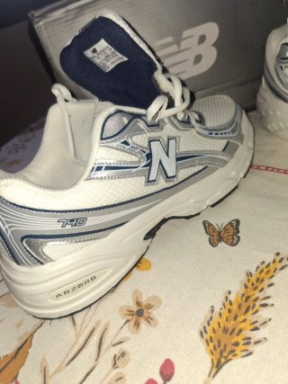 New Balance 740 Talla 42 Plata/Blanco