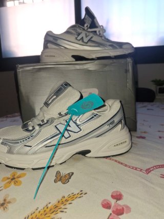 New Balance 740 Talla 42 Plata/Blanco