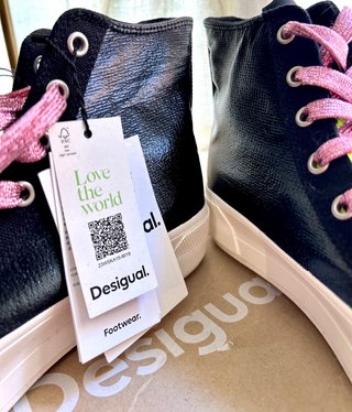 Zapatillas Desigual altas negras con cordones rosa