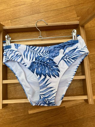 Conjunto bikini y pantalón estampado tropical