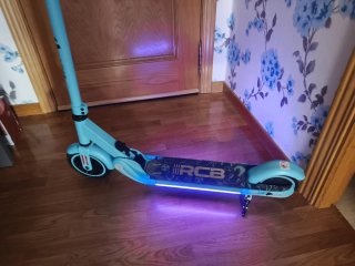 Patinete eléctrico infantil azul