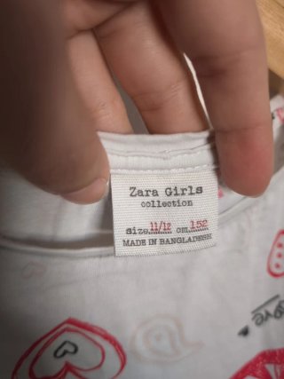Blusa blanca con estampado de corazones