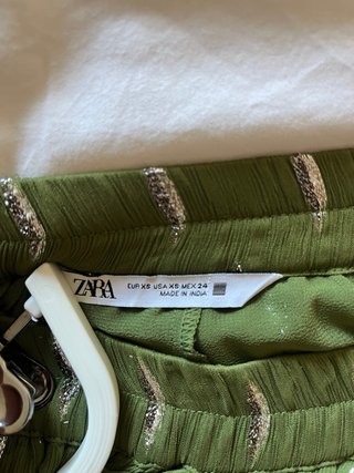 Falda Zara verde con detalles plateados