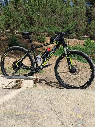 Bicicleta Fuji de carbono MTB