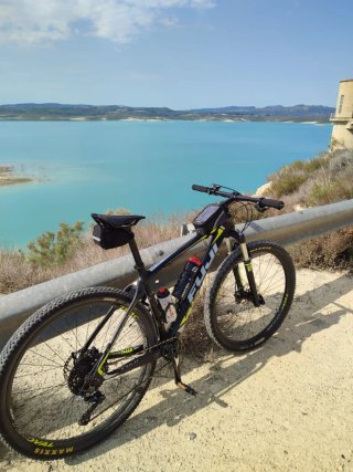 Bicicleta Fuji de carbono MTB
