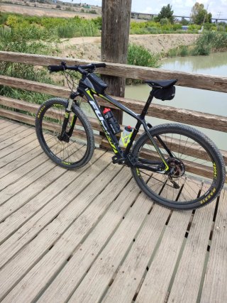 Bicicleta Fuji de carbono MTB