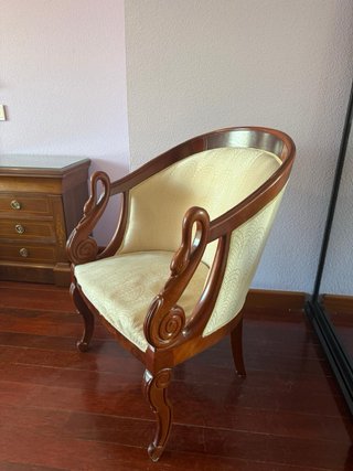 Dormitorio de madera oscura con detalles