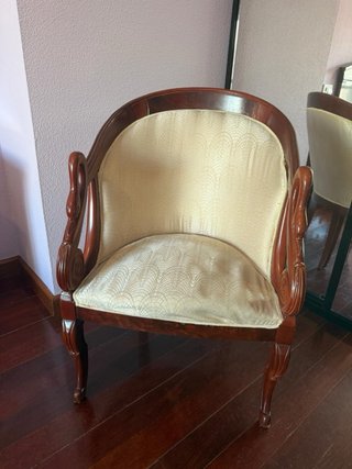 Dormitorio de madera oscura con detalles