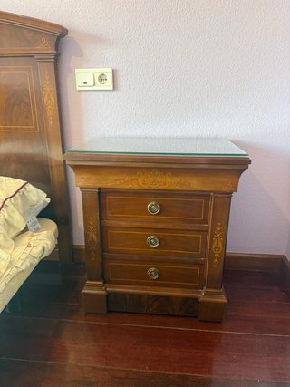 Dormitorio de madera oscura con detalles