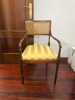 Dormitorio de madera oscura con detalles