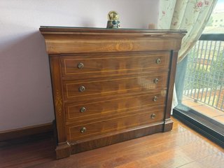 Dormitorio de madera oscura con detalles