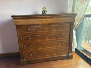 Dormitorio de madera oscura con detalles