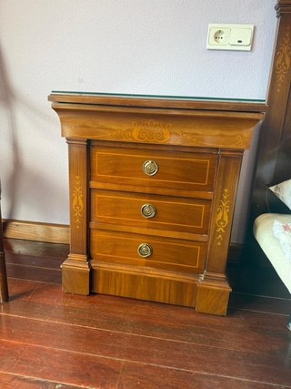 Dormitorio de madera oscura con detalles