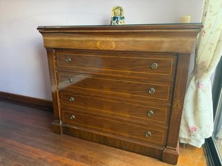 Dormitorio de madera oscura con detalles