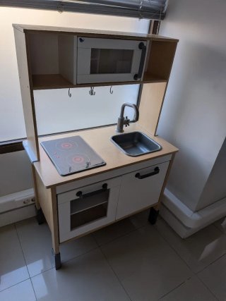 Cocinita de madera Ikea para niños