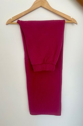 Pantalones rosas de tela. Algodón