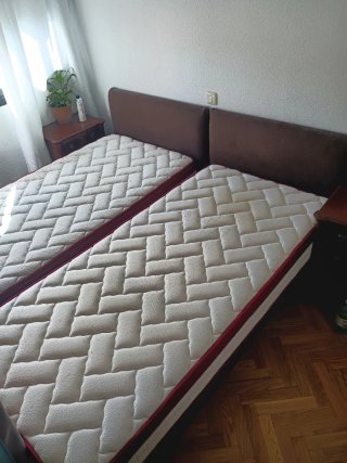 Conjunto cama con colchón y cabecero