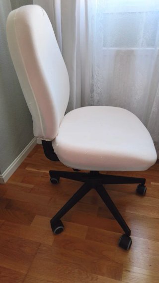 Silla de oficina o estudio giratoria beige