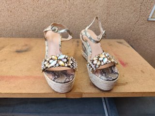 Cuñas ALZAREY Beige y Doradas con Pedrería