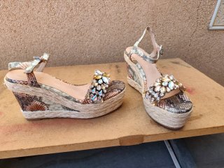 Cuñas ALZAREY Beige y Doradas con Pedrería