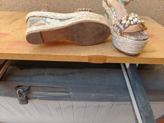 Cuñas ALZAREY Beige y Doradas con Pedrería