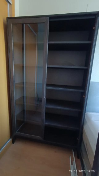 Vitrina de cristal y madera