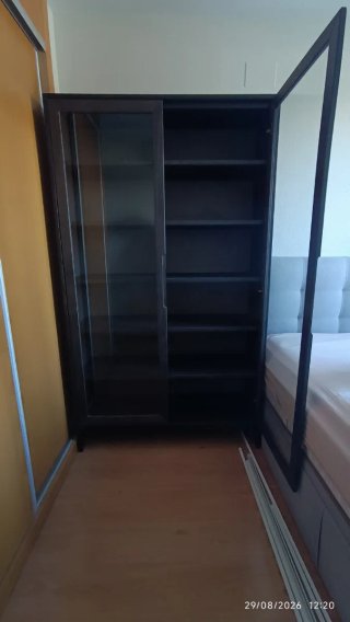 Vitrina de cristal y madera