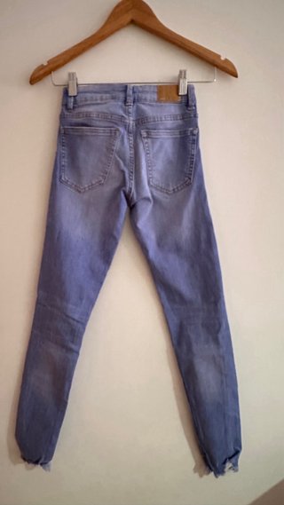 Calças skinny azuis rasgadas