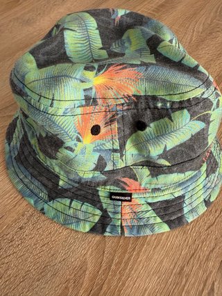 Gorro Quiksilver estampado tropical