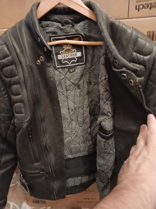 Chaqueta de cuero negra para moto