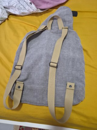 Mochila de tela gris y beige