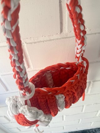 Bolso tejido a mano naranja y blanco