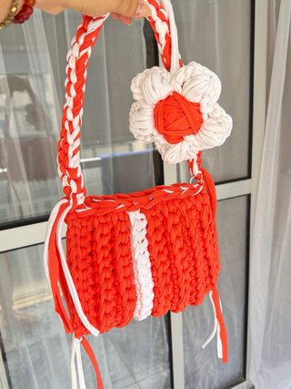Bolso tejido a mano naranja y blanco