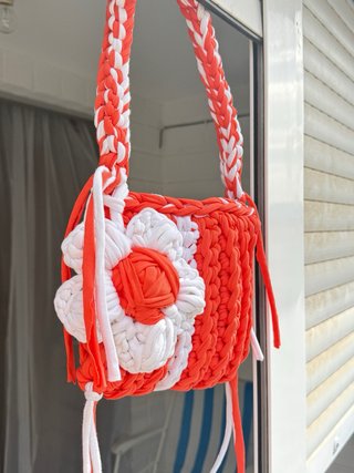 Bolso tejido a mano naranja y blanco