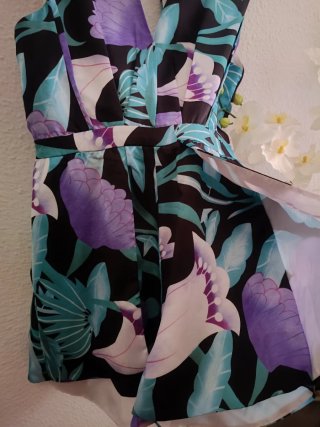 Mono floral morado y turquesa
