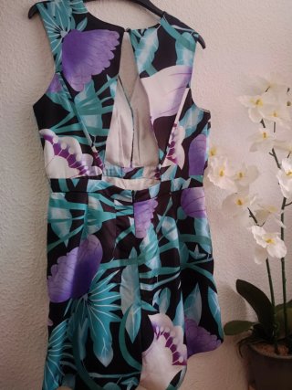 Mono floral morado y turquesa