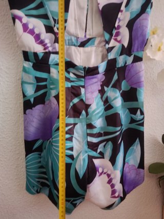 Mono floral morado y turquesa