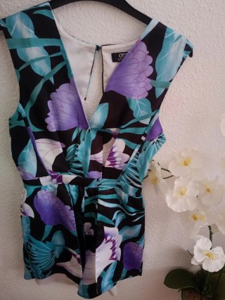 Mono floral morado y turquesa