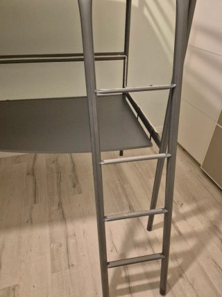 Cama alta con escritorio. Sin colchón
