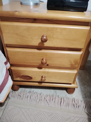 Mesita de noche de madera