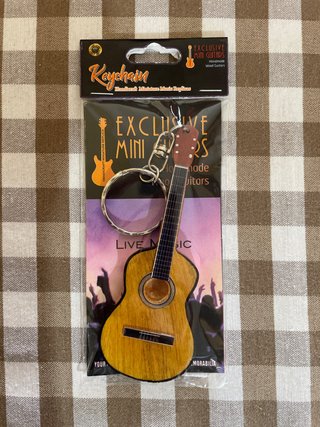 Mini guitarra llavero de madera hecha a mano
