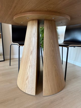 Mesa comedor madera Sklum redonda con sillas ikea