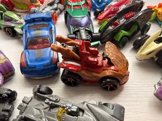 Lote 4 , 25 coches Hot Wheels