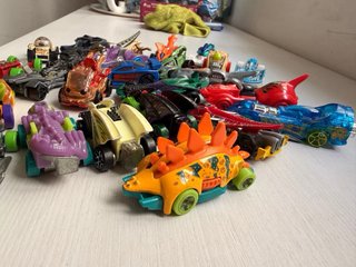 Lote 4 , 25 coches Hot Wheels