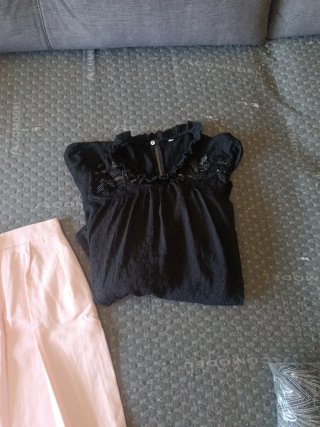 Blusa Negra, falda rosa, pantalón negro y mostaza