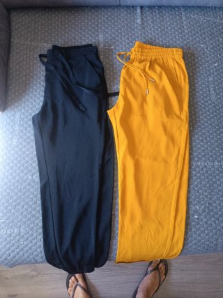 Blusa Negra, falda rosa, pantalón negro y mostaza