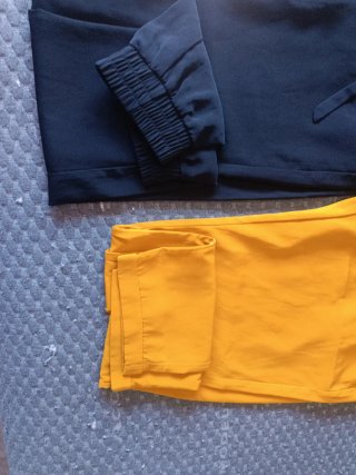 Blusa Negra, falda rosa, pantalón negro y mostaza